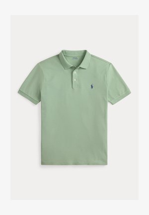 Polo manches courtes vert clair avec deux boutons et petit logo brodé de cheval bleu foncé sur la poitrine gauche.