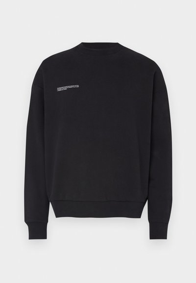 Schwarzer Sweatshirt mit Rundhalsausschnitt, langen Ärmeln, gerippten Bündchen und Saum. Auf der oberen linken Seite befindet sich weißer Text. Glatte Stoffstruktur.