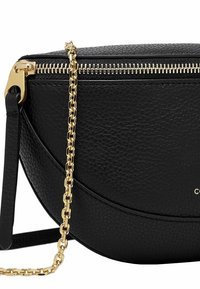 Borsa in pelle nera a forma di mezza luna, con tracolla a catena dorata, chiusura con zip e superficie textures. Presenta un logo sottile sul davanti.