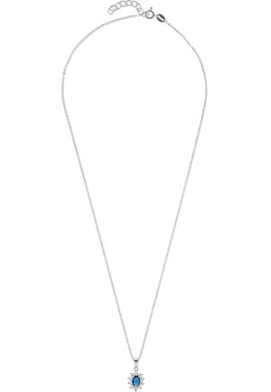 Silberne Halskette mit blauem, marquise-förmigem Edelstein, umgeben von kleinen klaren Steinen, mit einem Karabinerverschluss und verstellbarer Länge.