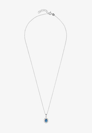 Sølv halskæde med en blå marquise-slebne ædelsten omgivet af små klare sten, med en krabbe-lukning og justerbar længde.