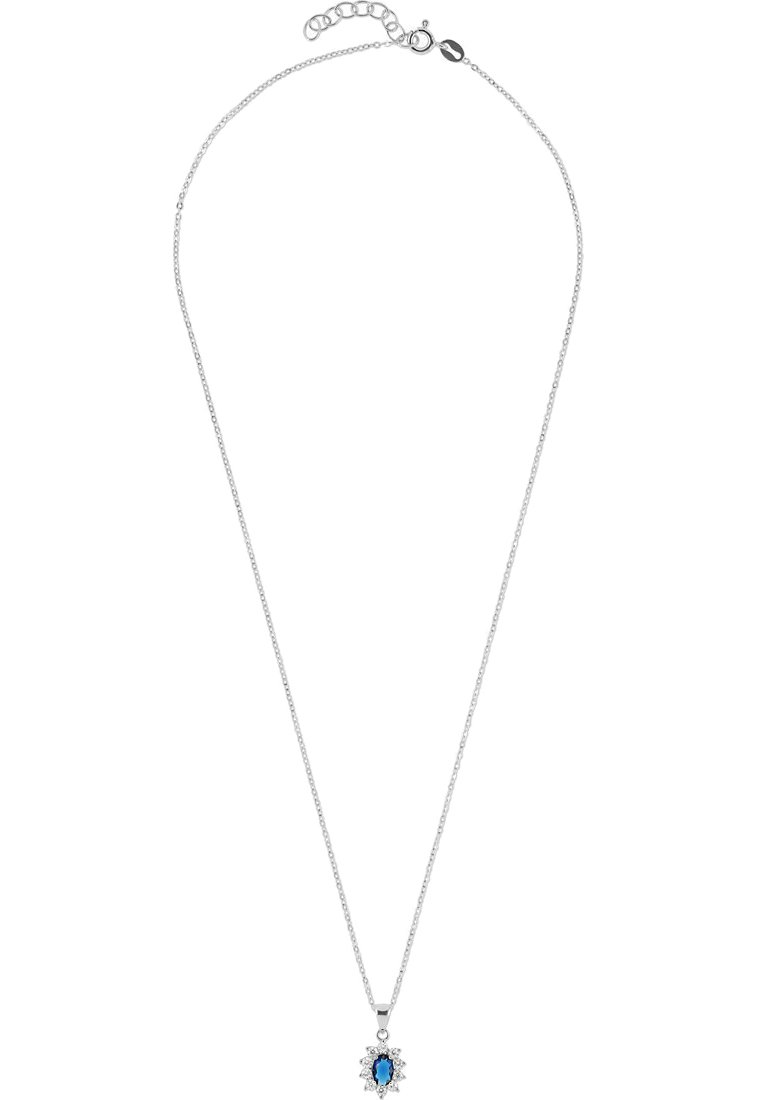 Collana in argento con un pendente di gemma blu a taglio marquise, circondato da piccole pietre trasparenti, con chiusura a moschettone e lunghezza regolabile.