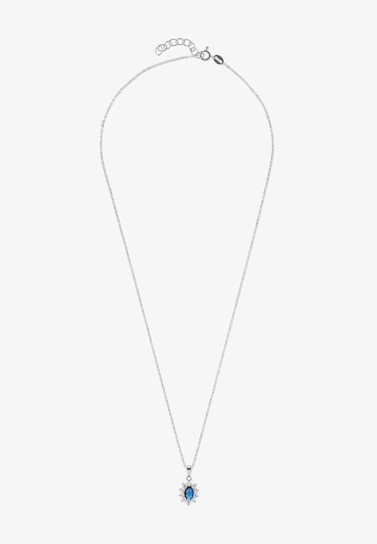 Collana in argento con un pendente di gemma blu a taglio marquise, circondato da piccole pietre trasparenti, con chiusura a moschettone e lunghezza regolabile.