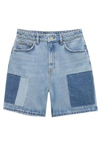 Shorts en denim présentant un lavage bleu clair avec deux accents en patch de couleur bleu plus foncé. Design standard à cinq poches, avec des bords effilochés sur les patchs.