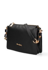 Borsa crossbody in pelle nera testa di moro con texture, dettagli in zip e catena dorata, dotata di logo dorato sul davanti e tracolla regolabile.