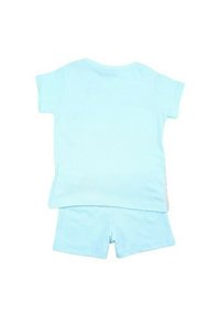 Ensemble composé d'un t-shirt en coton bleu clair et d'un short. Le t-shirt a des manches courtes et un col rond. Texture lisse, couleur unie sans motifs ni accents.