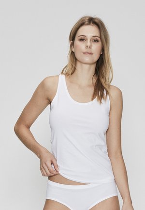 Hvid tank top lavet af blødt stof, med scoop-udskæring og brede stropper, parret med hvide underbukser, som begge har en glat tekstur.