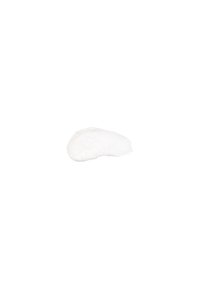 Hvit krem eller lotion-lignende tekstur, glatt med en svak glans, spredt i et tynt lag på en hvit bakgrunn.