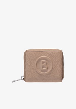 Cartera beige de cuero con textura, cierre de cremallera alrededor, con círculo en relieve y letra "B" en la parte delantera, y tirador de cremallera plateado.