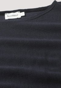 Navyblauer, gestrickter Pullover mit einer weichen, strukturierten Oberfläche. Verfügt über einen Rundhalsausschnitt und ein Größenetikett mit der Aufschrift "S" von der Marke hessnatur.