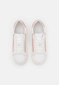 Sneakers bianchi con accenti rosa, con tomaia in pelle liscia, punta rotonda e lacci piatti. Logo Calvin Klein impressa di lato.