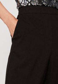 Vero Moda Tygbyxor - black