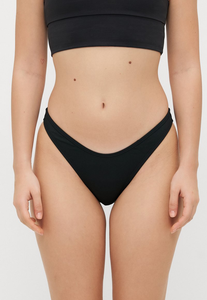 Črne visokotaišne bikini hlačke iz mehkega, gladkega materiala, ki jih odlikuje minimalističen dizajn z nizkim izrezom na nogah in brezšivnimi robovi.
