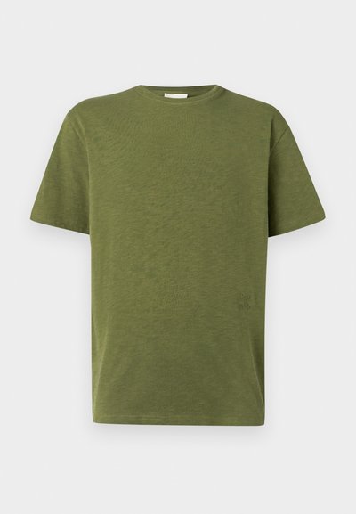 Λαδί βαμβακερό T-shirt με άνετη εφαρμογή, στρογγυλή λαιμόκοψη και κοντά μανίκια. Διαθέτει διακριτική λεπτομέρεια με κείμενο στην αριστερή μπροστινή πλευρά.