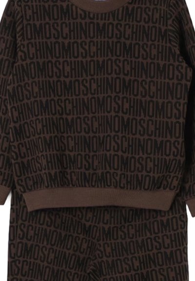 Felpa e pantaloni in maglia marrone con un motivo ripetuto del logo "MOSCHINO" in marrone scuro, polsini e vita a coste.