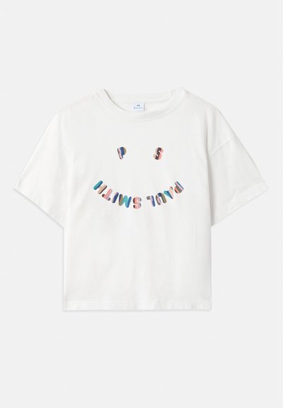 Valge puuvillane T-särk lühikeste varrukatega, ümar kaelus ja värviline "P.S. Smile" graafika, mis on esiküljel kaarjas paigutuses.