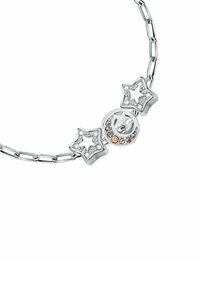 Collana d'argento con due accenti a forma di stella in pietre preziose trasparenti e un centro circolare ornato con cristalli più piccoli. Design a catena collegata.