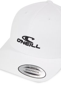 Gorra blanca tipo snapback hecha de algodón con un logo bordado en negro de "ONEILL" en la parte frontal. Cuenta con una etiqueta circular de marca en la parte inferior.