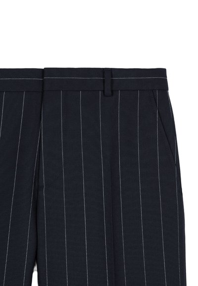 Pantaloni a righe navy in tessuto testurizzato. Presentano una parte frontale piatta, passanti per la cintura e due tasche laterali con dettagli di cucitura bianca.