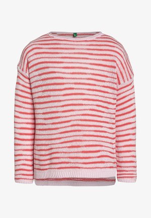 Sweter z dzianiny z długim rękawem, z poziomymi różowymi i koralowymi paskami oraz okrągłym dekoltem.