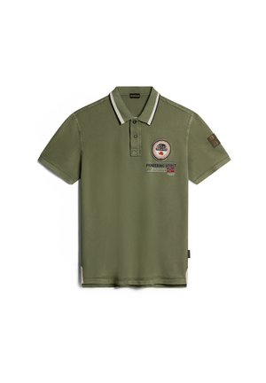Camisa polo verde oliva con cuello a rayas blancas, parche bordado y texto impreso en el frente. Fabricada con tejido suave y de manga corta.