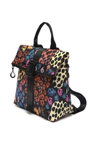 Zaino multicolore con design a roll-top, caratterizzato da vivaci motivi a stampa animale, spallacci neri e una chiusura a fibbia nera ben in evidenza.