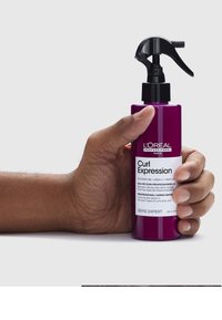 L'Oréal Curl Expression sprayfles, 190 ml, met een paarse plastic behuizing, zwarte pomp nozzle en een witte label met productdetails.