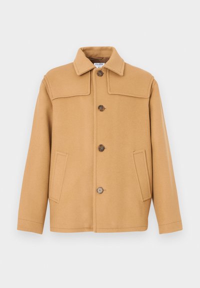 Wol jas in kameel kleur met een kraag, vier knopen en twee voorzakken. Heeft een gestructureerd ontwerp en een gladde textuur.