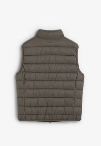 Gilet imbottito in verde oliva scuro con texture a trapezio orizzontale, colletto alto e una zip nella parte inferiore. Nome del marchio "SCALPERS" sul retro.