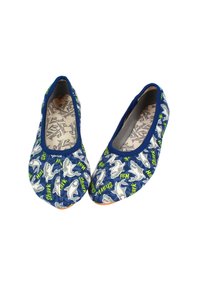 Ballerinas aus navy-blauem Stoff mit weißen Haifischgrafiken und leuchtend grüner Schrift. Runde Form, elastischer Rand und weiche Innenausstattung.