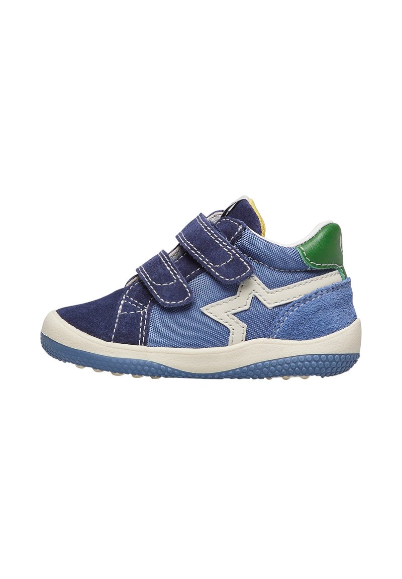 Scarpe blu per bambini con due fasce in velcro, realizzate in materiali scamosciati e in rete, con un motivo a stella come dettaglio, caviglia imbottita e suola in gomma testurizzata.