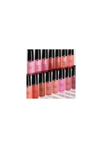 Rader med Giorgio Armani Luminous Silk kinnfargflasker i ulike nyanser av rosa, korall og rødt med svarte lokk, arrangert på en hvit overflate.