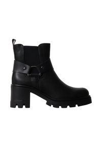 Bottine noire en cuir avec talon épais, panneaux latéraux élastiques et bride décorative avec clous métalliques et détail anneau.