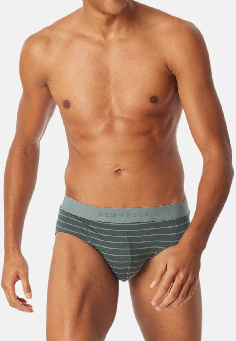 Herren-Slip-Unterwäsche in dunkelgrün mit hellgrauen horizontalen Streifen. Weicher Stoff, elastischer Bund mit Logo, enganliegendes Design.