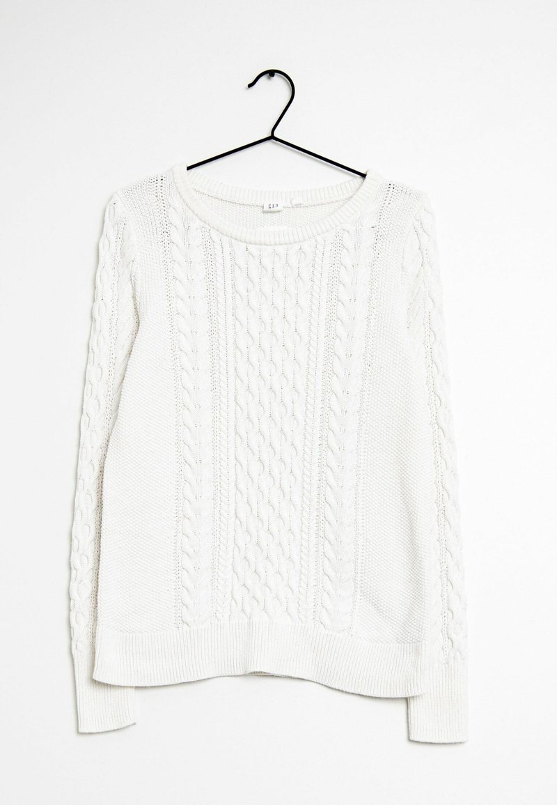 Pull en maille blanche avec col rond, présentant des motifs texturés disposés verticalement, et des bords côtelés aux poignets et à l'ourlet. Suspendu sur un cintre.