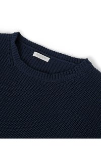 Marineblau gestrickter Pullover mit Rundhalsausschnitt. Verfügt über ein strukturiertes Muster und einen gerippten Kragen. Das Label trägt "STUDIO FEEDER."