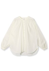 Blusa bianca a maniche lunghe con scollo rotondo, chiusura con bottoni e dettagli arricciati alle spalle, realizzata in un tessuto morbido e leggero.