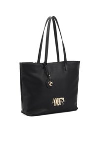 Borsa tote in pelle nera con doppio manico, logo stampato "YNOT?" in oro e un accento di portachiavi rotondo. Texture liscia, forma rettangolare.