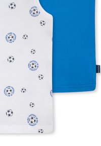 Top bianco senza maniche con palloni da calcio neri sparsi e la scritta "Il calcio è il mio gioco preferito". Pannello in cotone blu adiacente.