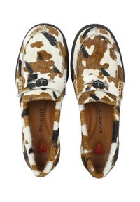 Leopardprint instap schoenen met een zachte, gestructureerde koeienhuid bovenkant, bruine en witte kleuren, zwarte accenten en een rode hartdetail op de binnenzool.
