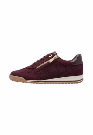 Casual lage bordeaux sneaker met veters aan de voorkant, gouden zijrits, gestructureerde zijpanelen en witbruine rubberen zool.