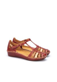 Sandalias de cuero rojo con un diseño trenzado, tira en forma de T, hebilla ajustable y suela plana. Presentan costuras en contraste y lados abiertos.