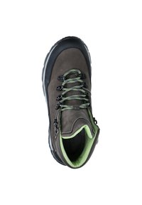 Brązowy but wędrówkowy z czarną gumową podeszwą, zielonymi akcentami w sznurowadłach i wyściółce, z wysokim wzorem kostki i metalowymi haczykami na sznurowadła.