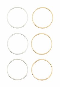 Kuue rõnga komplekt: kolm hõbedast ja kolm kuldset. Iga rõngas on sile ja ringsa, läikiva pinnaga, mille paksus varieerub õrnalt.