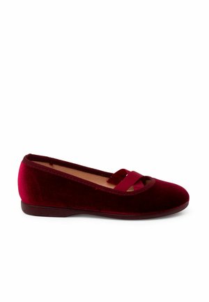 Rode fluwelen balletpumps met een ronde neus en een decoratieve kruisstrap aan de voorkant. Gladde textuur en een lage zool.