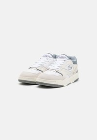 Baskets en cuir blanc et daim gris avec une pointe ronde, un design à lacets, un col rembourré et une semelle en caoutchouc. Présentent un logo sur le côté.