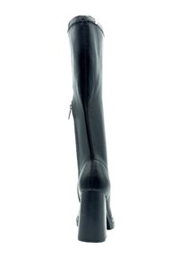 Bota de cuero negro hasta la rodilla con un tacón grueso, textura suave, costuras decorativas y cremallera lateral.