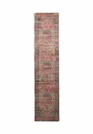 Langer, schmaler Läufer mit verblassten roten, rosa und beigen floralen und geometrischen Mustern.