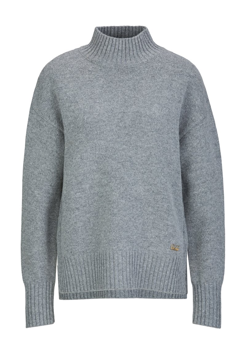 Grijze gebreide trui met een hoge ribgebreide nek, drop shoulders en ribgebreide manchetten. Bevat subtiel logo detail aan de zoom. Zachte textuur.