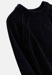 Dunkelblauer Strickpullover mit geripptem Rundhalsausschnitt, strukturiertem Stoff und Schulternähten. Er verfügt über lange Ärmel und eine legere Passform.